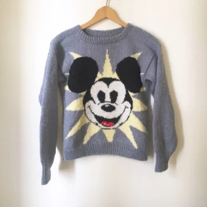  - En glittrig ljusblå Mickey mouse tröja, vintage från 80talet! Liten i storlek och jätte söt! Förmodligen ullblandning för den är varm! 