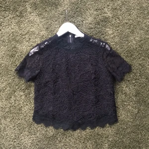  - Svart spetsblus från zara.