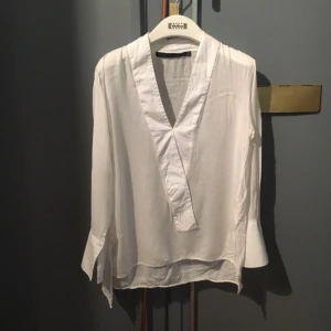  - Vit skjorta i tunn bomullsstickning! 