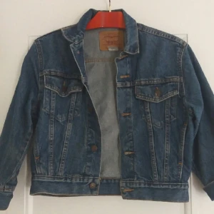  - Levis jacka, kort modell. Stl S (men skulle mer säga S/M)