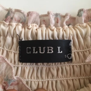  - Fin klänning i polyester med underklänning. Finns dock ett hål som syns på sista bilden, men är du duktig på att sy är det nog lätt fixat! Skriv vid intresse eller för fler bilder! 