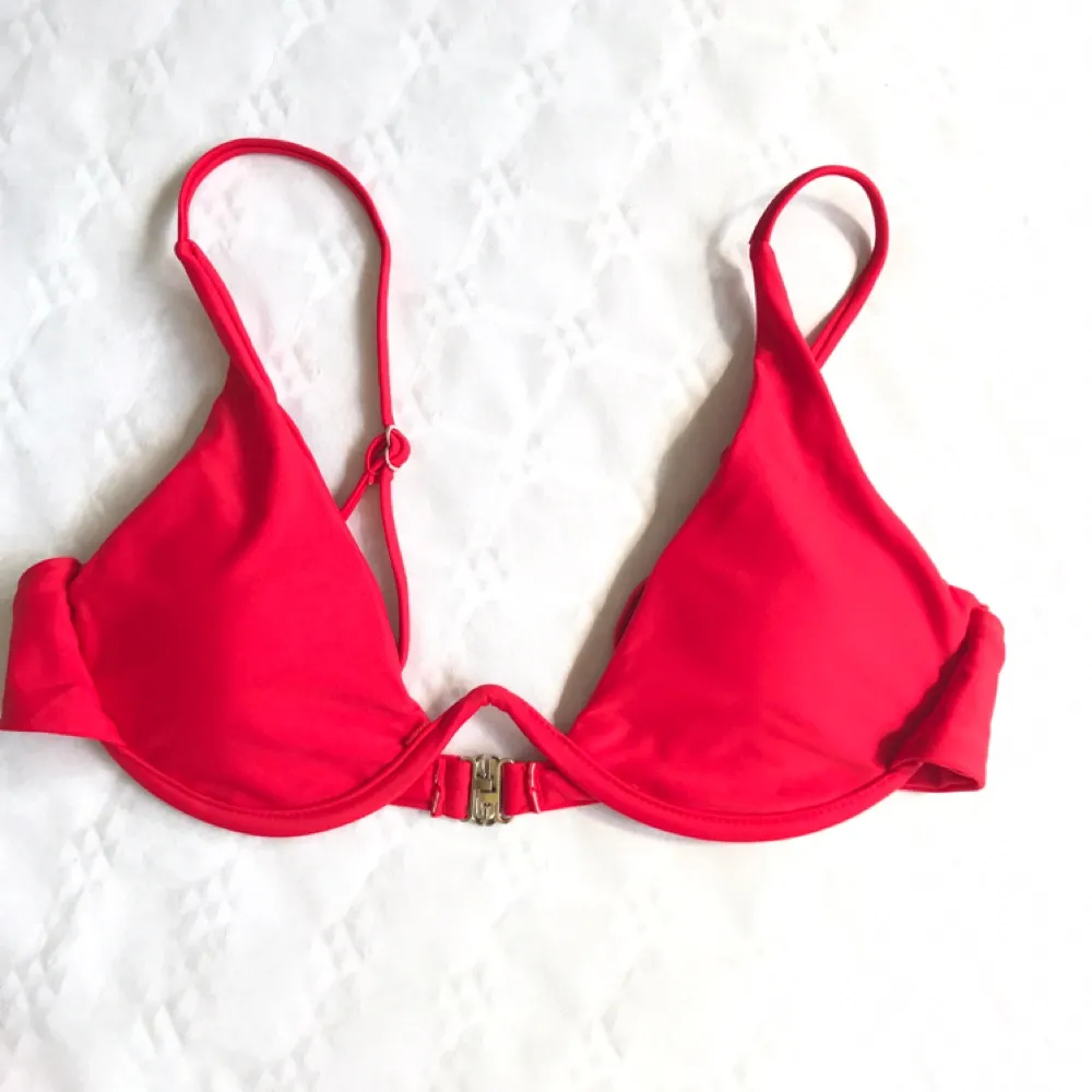 Röd bikini, det står storlek L i men toppen är mer som en S/M, säljer pga fel storlek så aldrig använd. Övrigt.