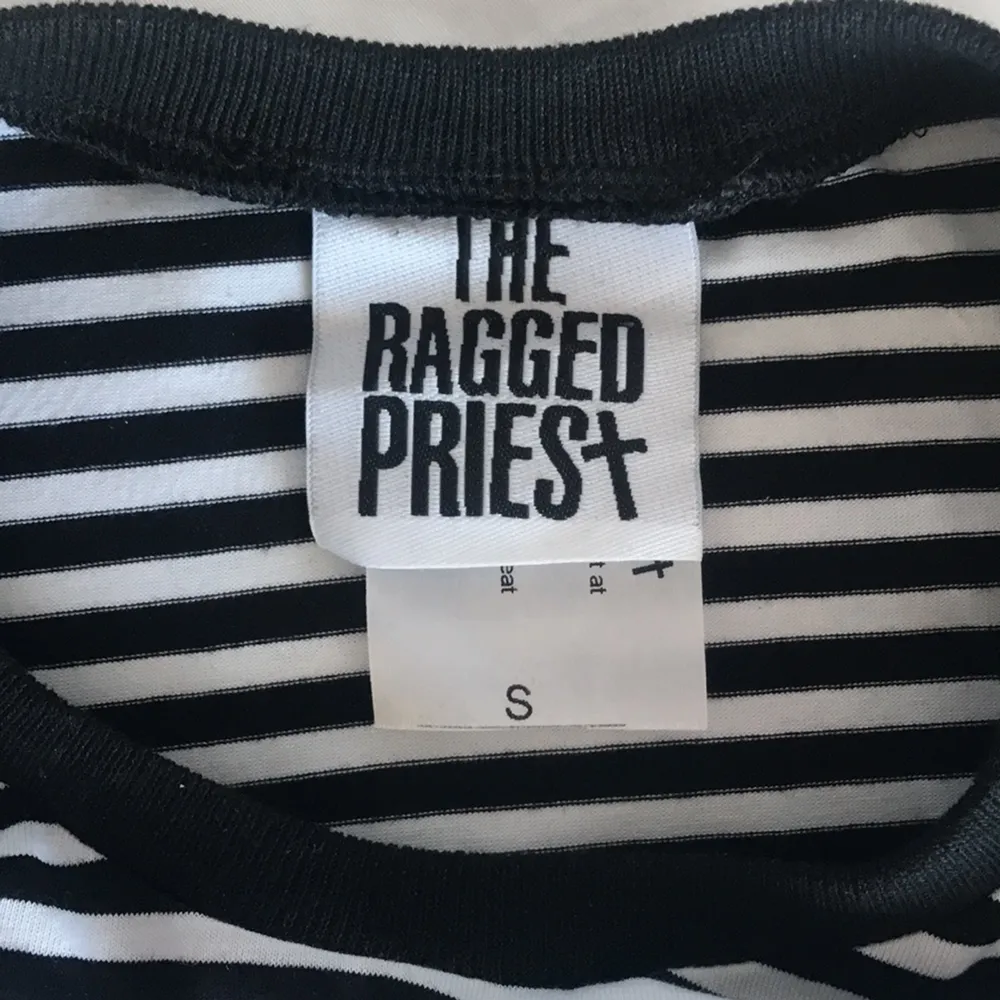 T-shirt från The Ragged Priest, använd 1 gång. Tight passform.. T-shirts.