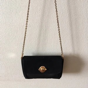  - Drömmig väska i skinn och mocka från Other Stories!  Pris i butik 1900 Kr