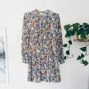  - Klänning från & Other Stories. Jättefin med massa fina detaljer. Något öppen i ryggen, fodrad i kjolen, liten puffärm. Mönstrad med rävar, ugglor och andra fina djur.