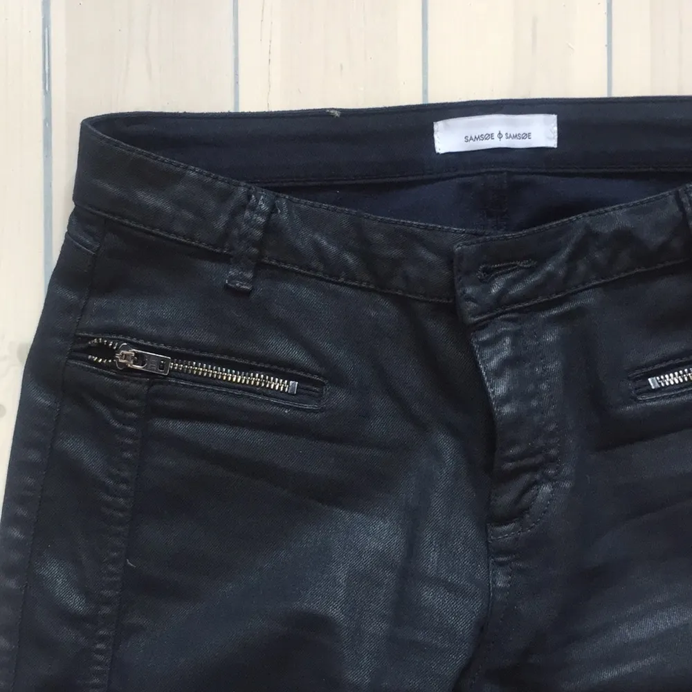Samsøe jeans, svarta glansiga med silvriga dragkedjor, nypris ca 1200 kr, frakt tillkommer. Jeans & Byxor.