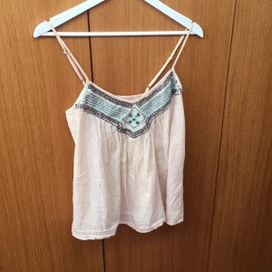  - Tappat några pärlor, se bild 2, Säljer massa kläder billigt pga flytt