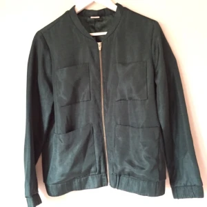  - Turkos glansig bomberjacka med  flera fickor från GinaTricot. Nypris 600kr, knappt använd. 