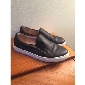  - Säljer nu ett par supersnygga skor! Tyvärr är de för små för mig men passar förhoppningsvis någon annan lycklig köpare👟fin kvalitet och äkta läder!👌🏽 Priset inkluderar frakt!