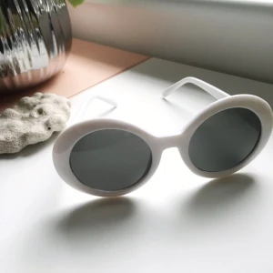  - Ett par 90-tals inspirerande rund-ovala solglasögon. Kan hämtas i Göteborg, men postas med. Inga repor eller skador, har bara använt 3-4 gånger. 