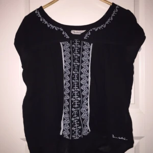  - T-shirt blus från Bondelid. Är i bra skick!