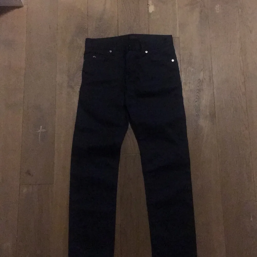 Snygga byxor i jeansliknande mörkblått tyg från J.Lindeberg. Helt nya, bara provade. Storlek W30/L32. Kan skickas eller mötas i Stockholm. Nypris var 1095 kr.. Jeans & Byxor.