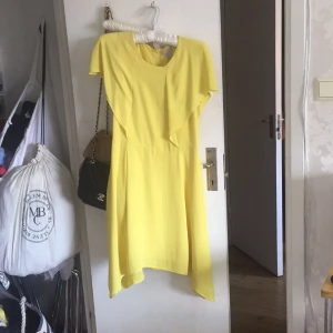  - Gul jättefin klänning från H&M, använd fåtal gånger!