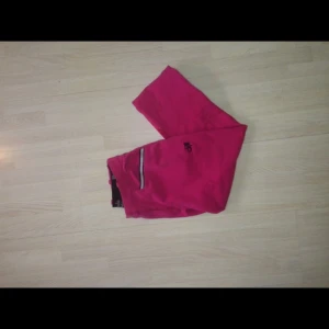  - Jättefina silikonskodda ridbyxor från Spooks. Köpta sommaren 2016 men är knappt använda, inga sprickor i silikonet.