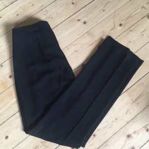  - Ett par snygga kostymbyxor från Tiger of Sweden i storlek S/M. Själv är jag en XS, därav byxorna ser stora ut på bild! Skulle ändå säga att byxorna har en mer loose fit. Köparen står för frakt! Tror frakt landar på runt 35 kr 🌻