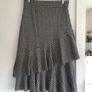  - Kjol från Mango. Inköpt för 1,5 mån sedan, använd en gång i ca en timme. 