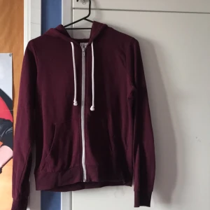  - Vinröd Tjocktröja från H&m, knappt använd. Storlek small. Köparen står för frakt!