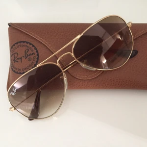  - (Pilot) Ray Ban i nyskick. Ljusa och fräscha med guldiga detaljer. Går att justera storlek