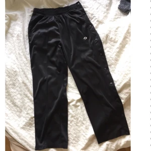  - Trendiga "90tals byxor" med knappar på sidorna från SOC. I lite glansigt material Jättesköna och sitter snyggt! 