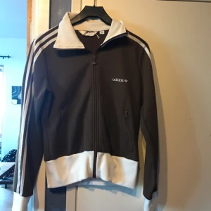  - Adidas tröja i brun färg, super fint skick knappt använd. Lite retro modell.