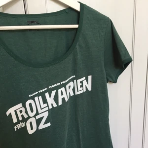  - Grön tröja med tryck. Plus frakt. Betalning via swish.