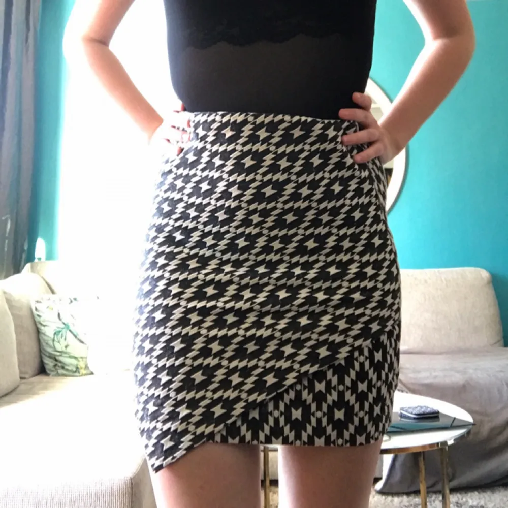 Snygg asymmetrisk kjol som passar både till vardags och till fest! Sparsamt använd.. Kjolar.