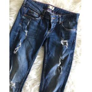 Jeans med slitningar från Gina Tricot, bra skick!