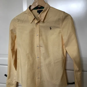  - Ralph Lauren skjorta.  Inköpt på barnavdelningen för 995kr i Mood gallerian Storlek 16, vilket passar en XS-S.  Använd fåtal gånger, helt felfri. 