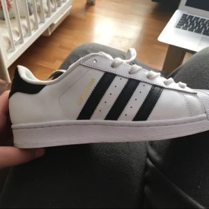  - nya adidas, använda två gånger inomhus 