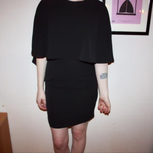  - Helt oanvänd klänning från NAKD. Storlek small. Köpt av Therese Lindgren på Clique. Kommer dock aldrig till användning. Lapp kvar.  Frakt kostar 56kr. Samfraktar. Kan mötas upp, använder helst swish.