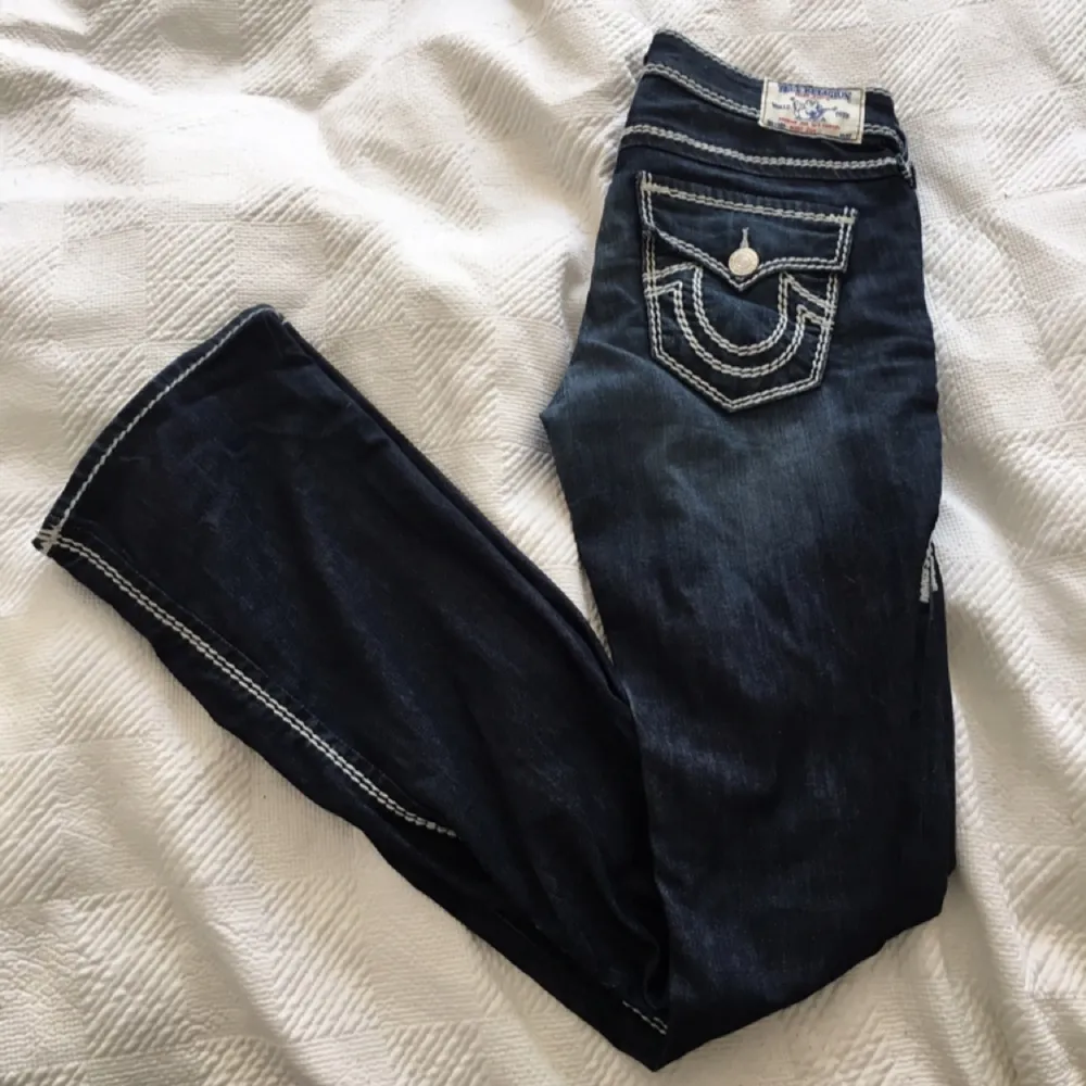 Äkta true religion jeans, köpta i new york för cirka 2000 kronor. Använda endast 2-3 gånger. W27. Superfina och bra kvalité!. Jeans & Byxor.