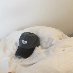  - Keps från Urban outfitters som andvänts en gång! 
