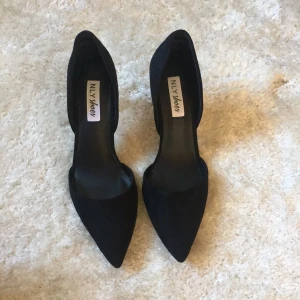  - Spetsiga pumps från Nelly.com, aldrig använda, normala i storleken 