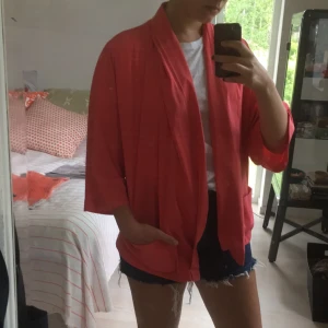  - Fiin rosa kimono från Nasty Gal. Använd högst 1-2 ggr. Typ one size, ganska lagom men lite oversized på mig som är S/M. Köparen står för frakt om du inte kan mötas i Gbg💫⚡️😽