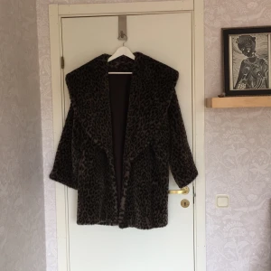  - Lång leopardmönstrad fakepäls á la Cruella Devil-style, använd endast ett fåtal gånger 🐆🐆🐆 Köparen betalar frakten, kan mötas upp i Uppsala✨ 