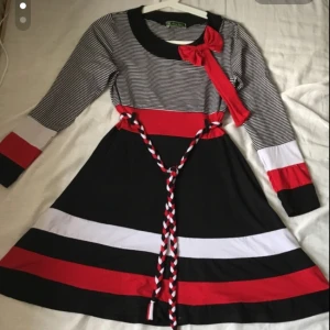  - Den har några fläckar på back sidan och på ärmen.