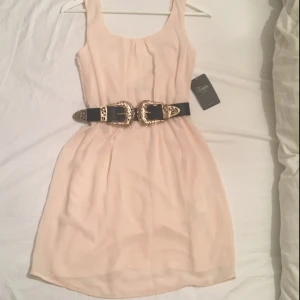  - Söt rosa klänning från Zara. Oanvänd med prislappen kvar. (Bältet på första bilden ingår ej).