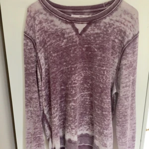  - Jätteskön tröja från Contemporary Reflections. 60% bomull och 40% polyester. Mycket bra skick. Helt ärligt den skönaste tröja jag någonsin ägt!