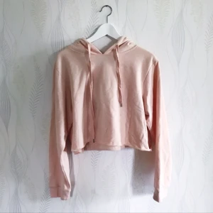  - Cropped oversize hoodie från Bikbok i storlek L, passar även S-M säljer för 60kr inkl frakt. Betalning sker via swish.