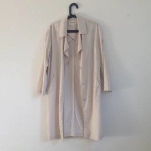  - Beige Trench Coat- HM conscious collection storlek 34, men passar även 36-38 skulle jag tro i och med att den har over size fit. Sparsamt använd, jättefin lätt hängande passform, perfekt för vår och sommar! 