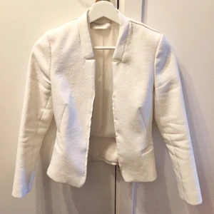  - Säljer min fina kavaj från Zara! Passar bra nu i sommar! 