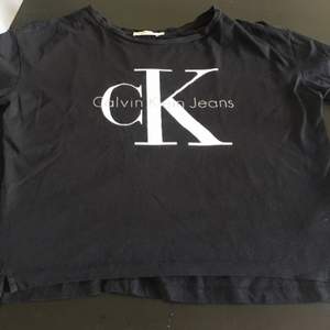 T-Shirt från Calvin Klein använd vid ett fåtal tillfällen strl S