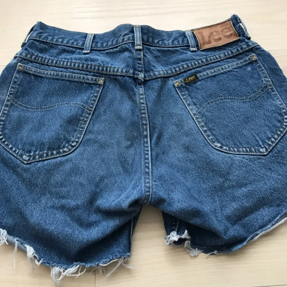 Lee summer shorts! Initially length 34 (width 30), but I cut them after I bought them from Beyond Retro. I'm usually a size 25/26 and thus these shorts are too big for me. Would probably fit a 28 perfectly well. Hardly used. Payment through swish - shipping will be added. Happy shopping! . Shorts.