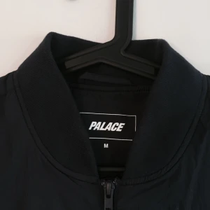  - Använd fåtal gånger. Färgen syns inte så bra på bild, den är mörkblå. Perfekt sommarjacka! 👌🏼