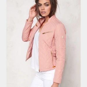  - Skitsnygg vår/höstjacka. Knappt använd. Kan hämtas i Gbg eller fraktas (köpare betalar frakt). Nypris 1499 kr. Finns ej köpa längre. Har även denna i mörkblå, se min profil 