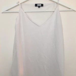  - Vitt linne från BikBok. För långa axelband, så har sytt upp dem!