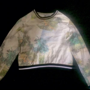  - Tröja med palmmönster, från asos, storlek 10. Bra skick! 