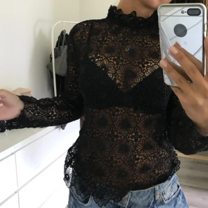  - Spetsig långärmad från Bikbok, aldrig använd. Passar även en S 