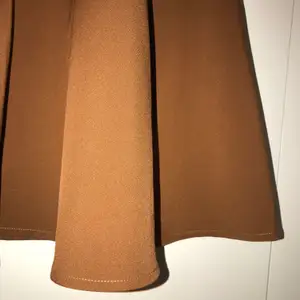 Säljer eftersom att jag inte har någon användning för det längre 🤗 Aldrig använd!! Jätte fin brun kjol. ✨ 