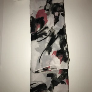 Pieces tubscarf - Säljer eftersom att jag inte har någon användning för det längre 🤗 en fin tubscarf för vår o sensommar